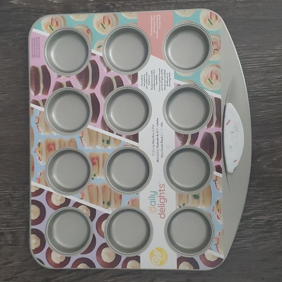 Wilton Daily Delights Mini Pans - Mini Doughnuts and Mini Round moulds - Baking - Picture 2 of 11